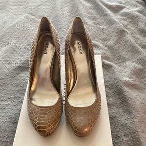 Beautiful Alfani Heels Dark Pearl.